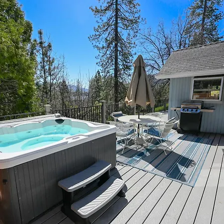 Near Yosemite Bass Lake Cabin With Hot Tub, Lake View, Pet Friendly